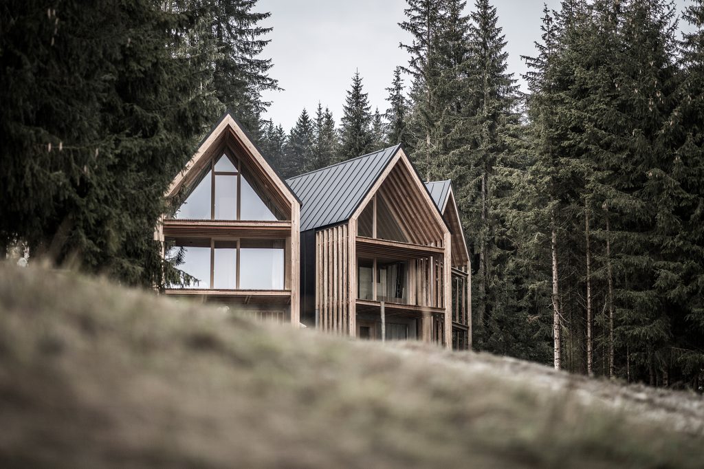 Wald Chalet Hotelbau in Südtirol. Architektur von Andreas Gruber Architekten